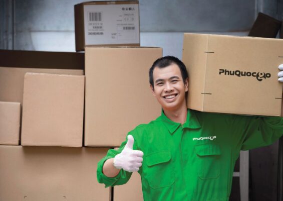 Nhân viên giao nhận PhuQuocGo với hệ nhận diện thương hiệu mới